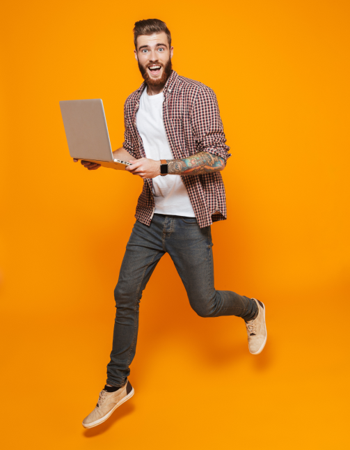 Homem com notebook